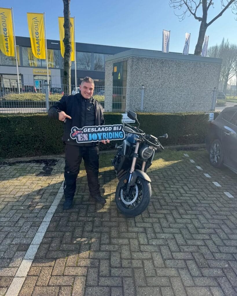 Azmi geslaagd voor motorrijbewijs bij rijschool EnjoyRiding met motor en geslaagd certificaat Azmi geslaagd voor motorrijbewijs bij rijschool EnjoyRiding met motor en geslaagd certificaat
