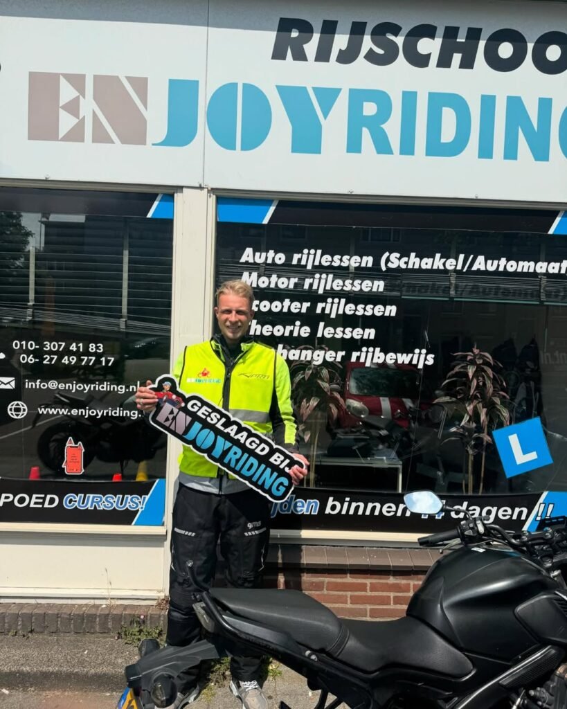 Geslaagde cursist met rijbewijs en L-bord voor Rijschool EnjoyRiding in Woerden Geslaagde cursist met rijbewijs en L-bord voor Rijschool EnjoyRiding in Woerden