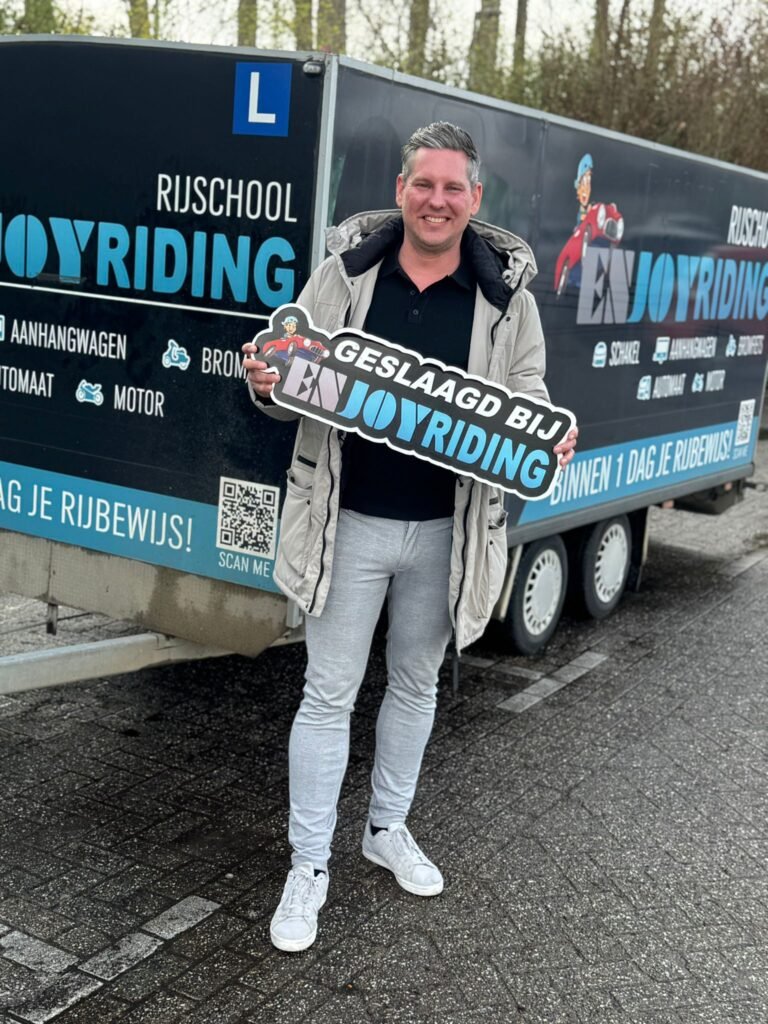 Geslaagde cursist toont zijn rijbewijs certificaat bij Rijschool EnjoyRiding trailer Geslaagde cursist toont zijn rijbewijs certificaat bij Rijschool EnjoyRiding trailer