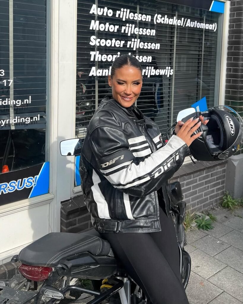 Geslaagde cursist van Rijschool EnjoyRiding met motorhelm na het behalen van haar motorrijbewijs Geslaagde cursist van Rijschool EnjoyRiding met motorhelm na het behalen van haar motorrijbewijs