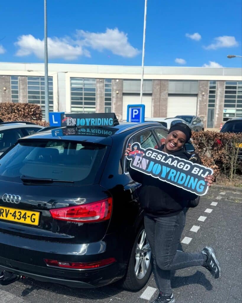 Geslaagde cursiste van Rijschool EnjoyRiding toont trots haar slaagbewijs bij de lesauto Geslaagde cursiste van Rijschool EnjoyRiding toont trots haar slaagbewijs bij de lesauto