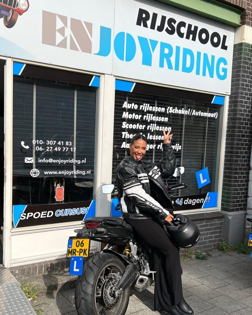 Geslaagde motorrijder Janice Blok poseert trots voor Rijschool EnjoyRiding na het behalen van haar motorrijbewijs
