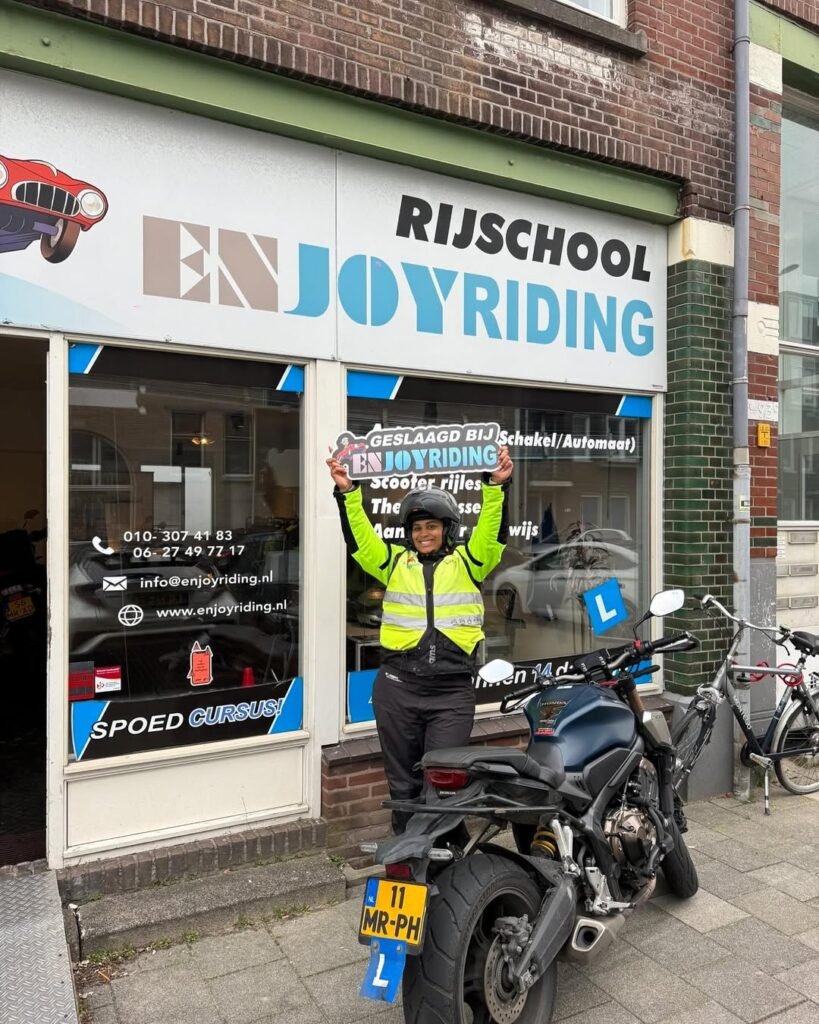 Geslaagde motorrijder viert motorrijbewijs bij Rijschool EnjoyRiding met armen omhoog Geslaagde motorrijder viert motorrijbewijs bij Rijschool EnjoyRiding met armen omhoog