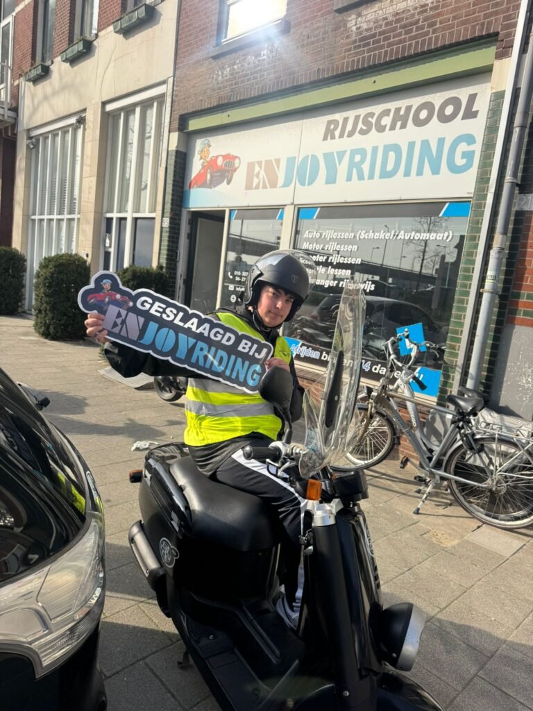 Geslaagde student toont certificaat voor Rijschool EnjoyRiding na het behalen van scooterrijbewijs Geslaagde student toont certificaat voor Rijschool EnjoyRiding na het behalen van scooterrijbewijs