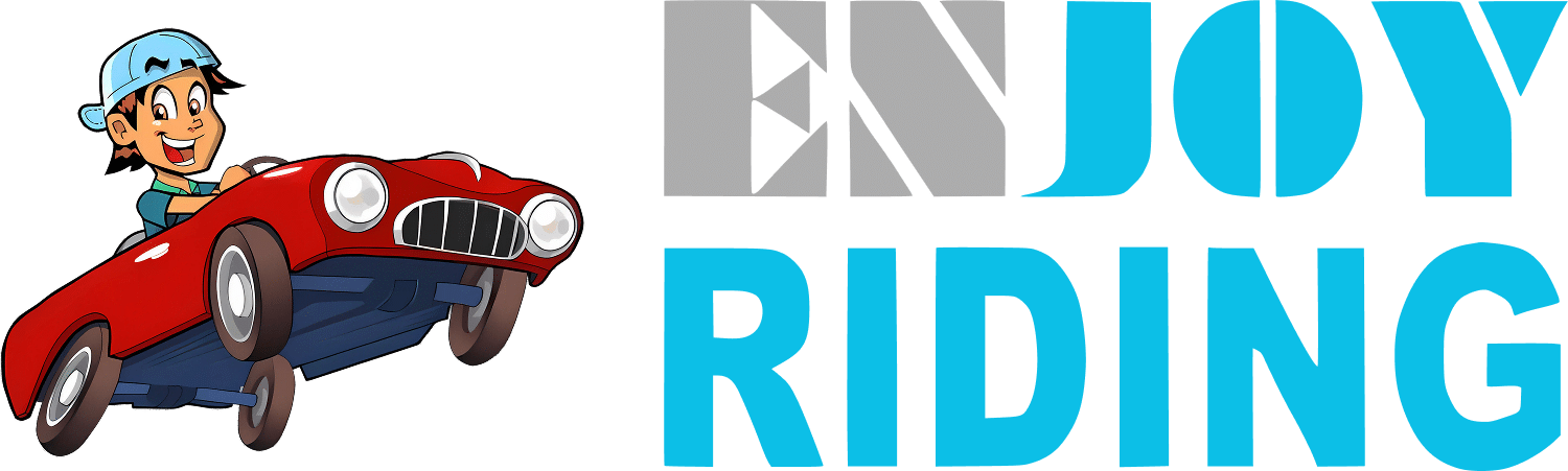 Logo van Rijschool EnjoyRiding met cartoon automobilist in rode auto en merknaam in blauw en grijs