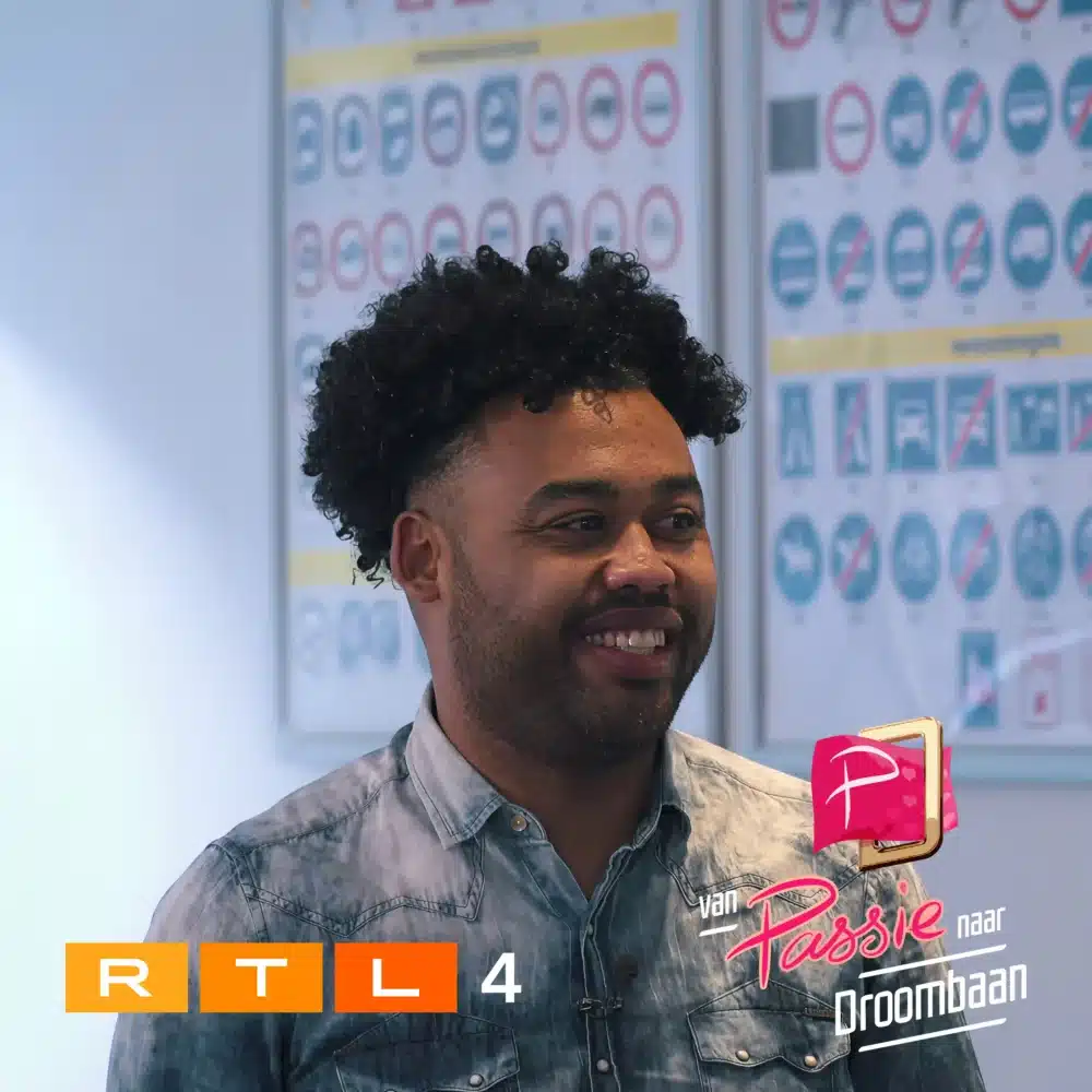 Jonge man glimlacht tijdens RTL4 interview over zijn droombaan in de rijschool branche