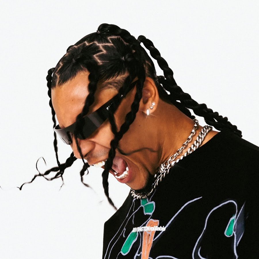 DJ Freddy Moreira met dreadlocks en zilveren ketting tijdens portretfoto voor rijschool promotie