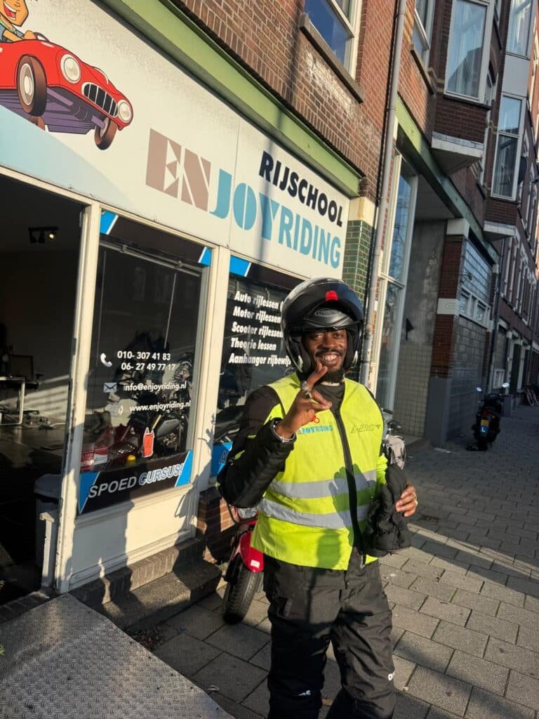 Geslaagde cursist van Rijschool EnjoyRiding viert motorrijbewijs voor rijschoolpand in Amsterdam Geslaagde cursist van Rijschool EnjoyRiding viert motorrijbewijs voor rijschoolpand in Amsterdam