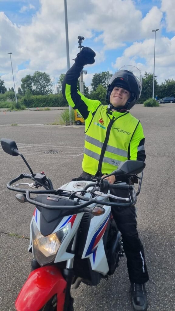 Geslaagde motorrijder viert succes op scooter na rijexamen bij Rijschool EnjoyRiding Geslaagde motorrijder viert succes op scooter na rijexamen bij Rijschool EnjoyRiding