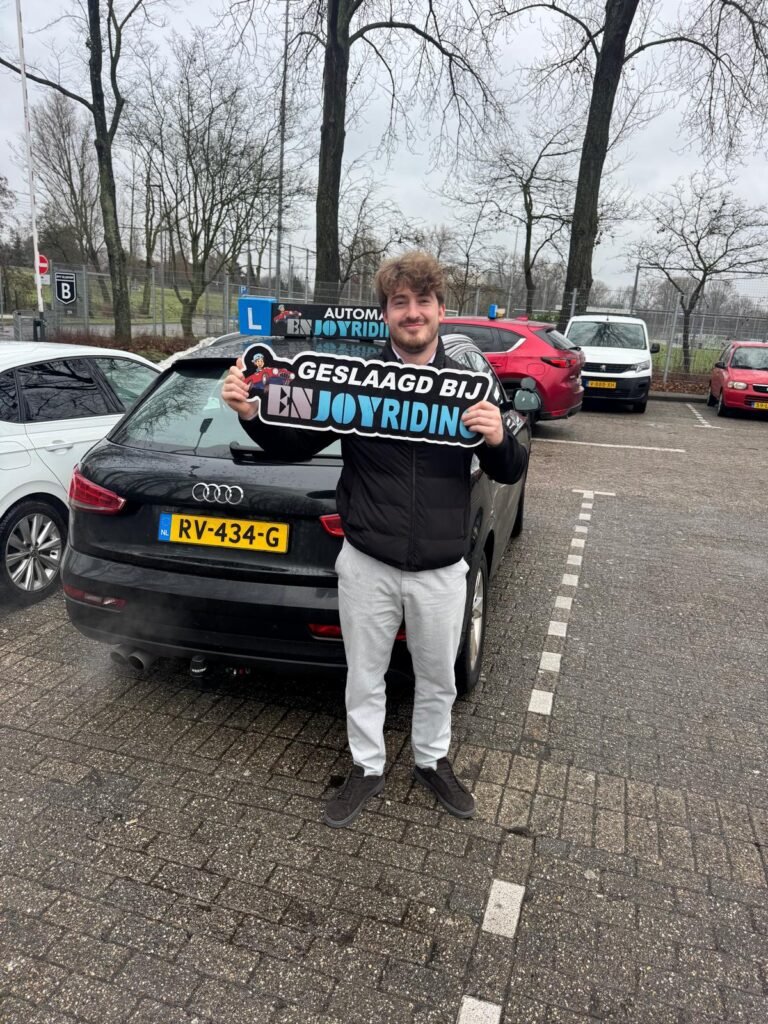 Geslaagde student toont trots zijn rijbewijs certificaat van Rijschool EnjoyRiding op parkeerplaats Geslaagde student toont trots zijn rijbewijs certificaat van Rijschool EnjoyRiding op parkeerplaats