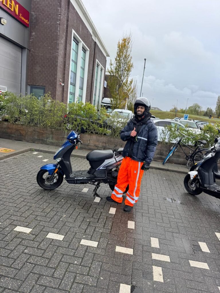 Motorrijschool instructeur met leerling na geslaagd scooter rijexamen bij Rijschool EnjoyRiding Motorrijschool instructeur met leerling na geslaagd scooter rijexamen bij Rijschool EnjoyRiding